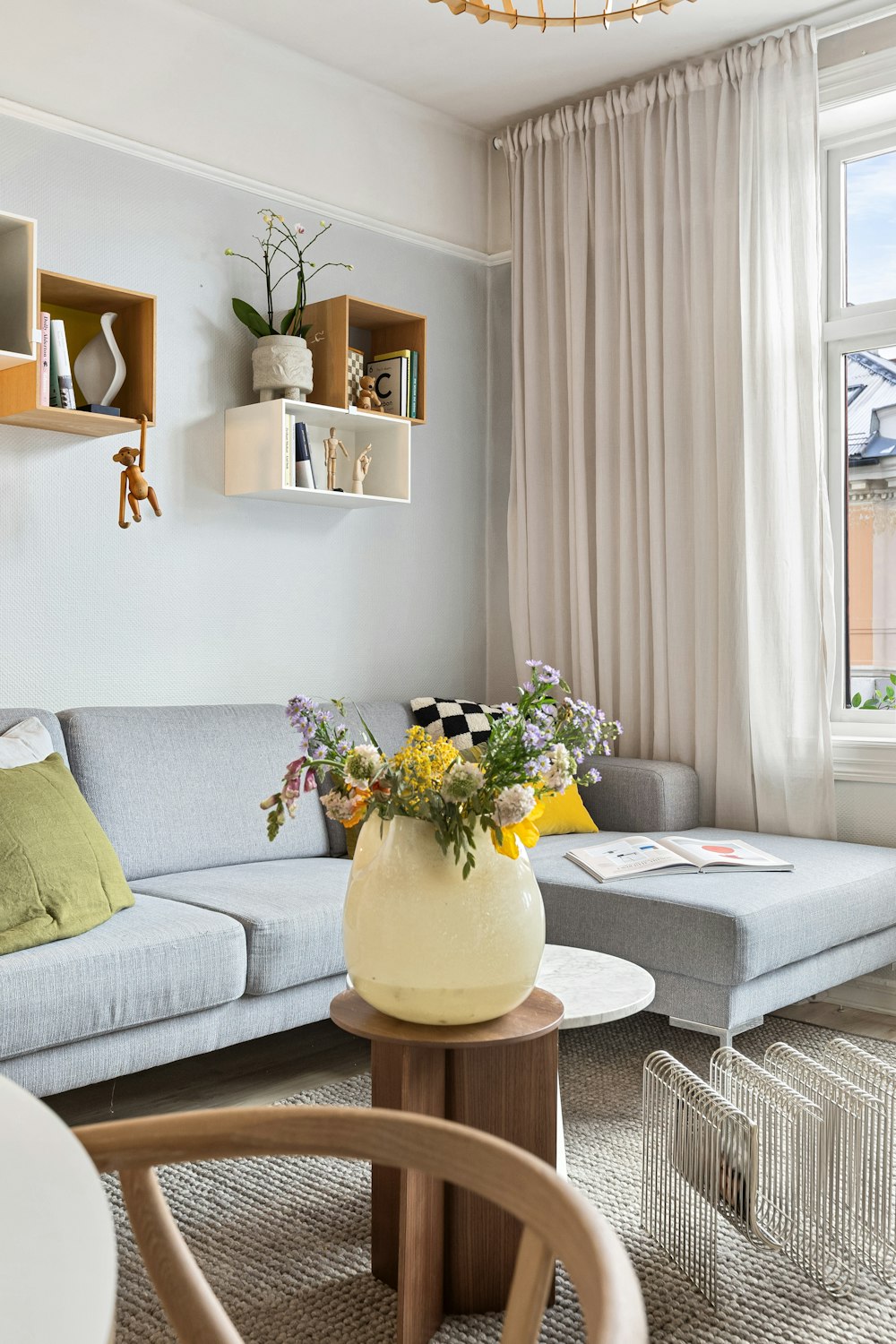 First Flat Checklist UK | £1000 Starter List — pin this guide from The Scandi Flat: A room-by-room first-flat starter list for a UK renter on roughly £1,000, with honest priorities, what to buy secondhand, and what to skip in month one.